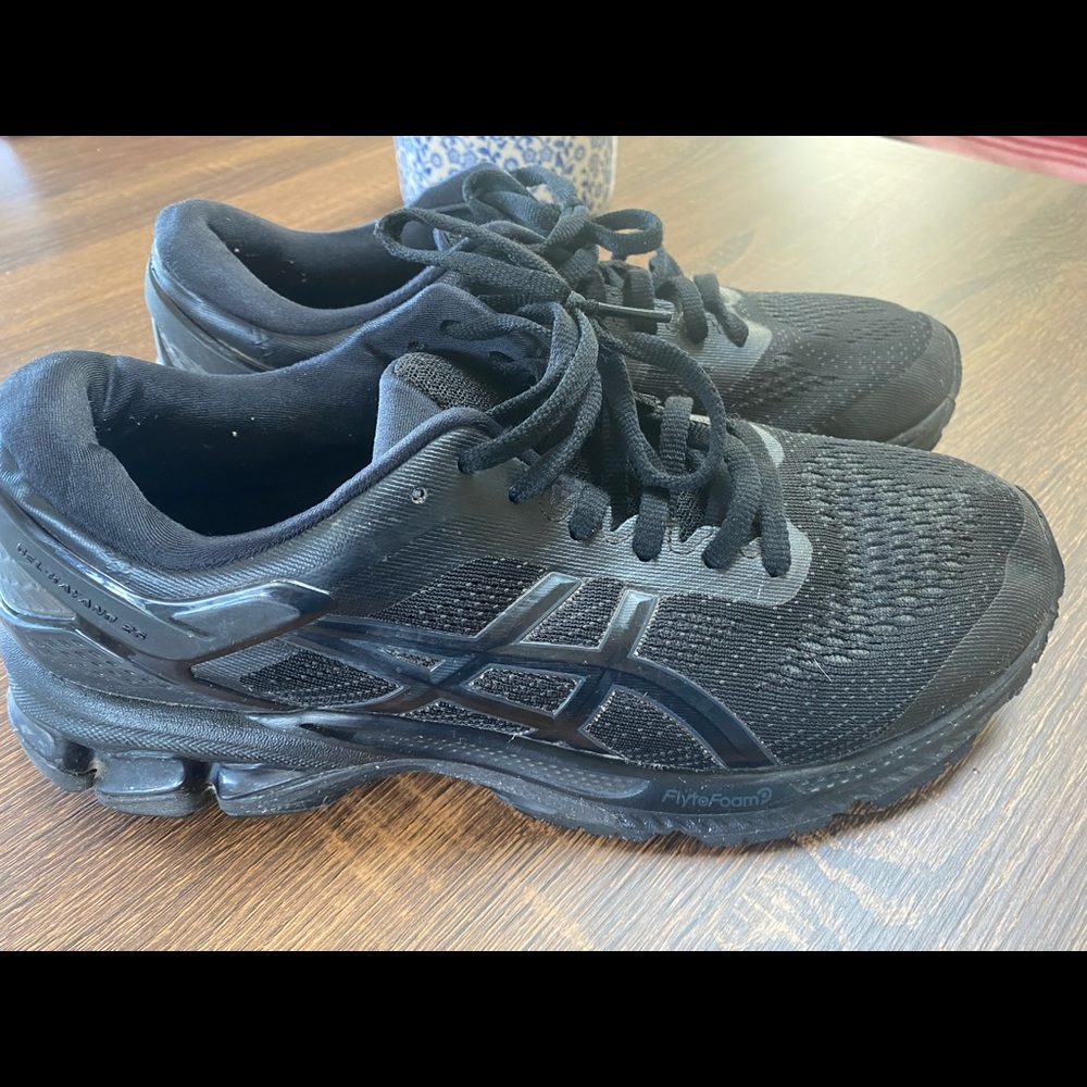 Size 9.5 ASICS Gel-Kayano 26 in excellent condition